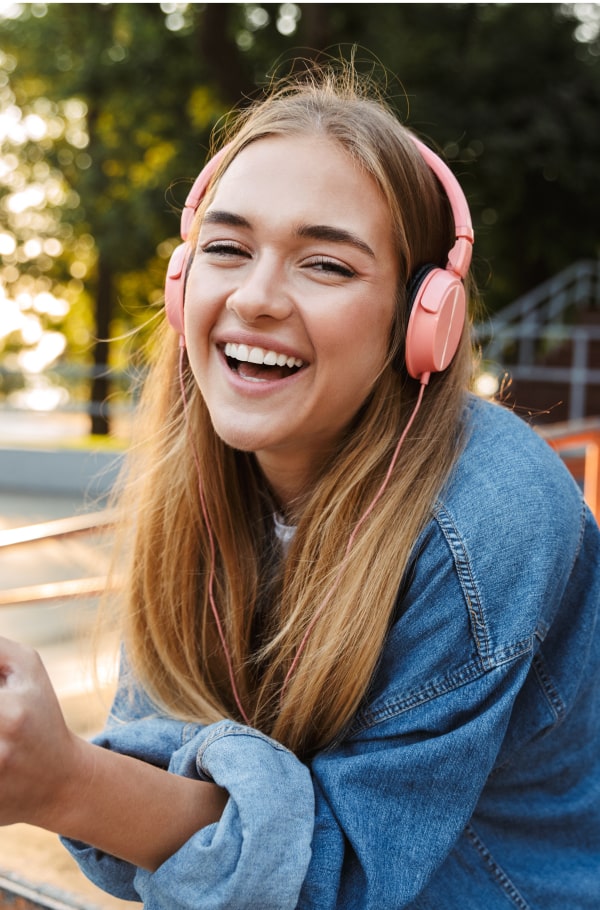 Explore Orthodontic Options for Teens! A teenage girls is smiling